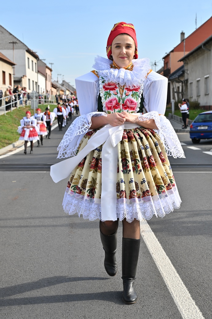 Kroj je tradiční oděv, který odráží kulturní a historické dědictví určitého regionu.
Kroj je tradiční oděv, který odráží kulturní a historické dědictví určitého regionu.