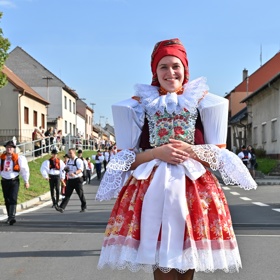 Každý kraj v Česku má své specifické kroje s jedinečnými vzory a barvami.
