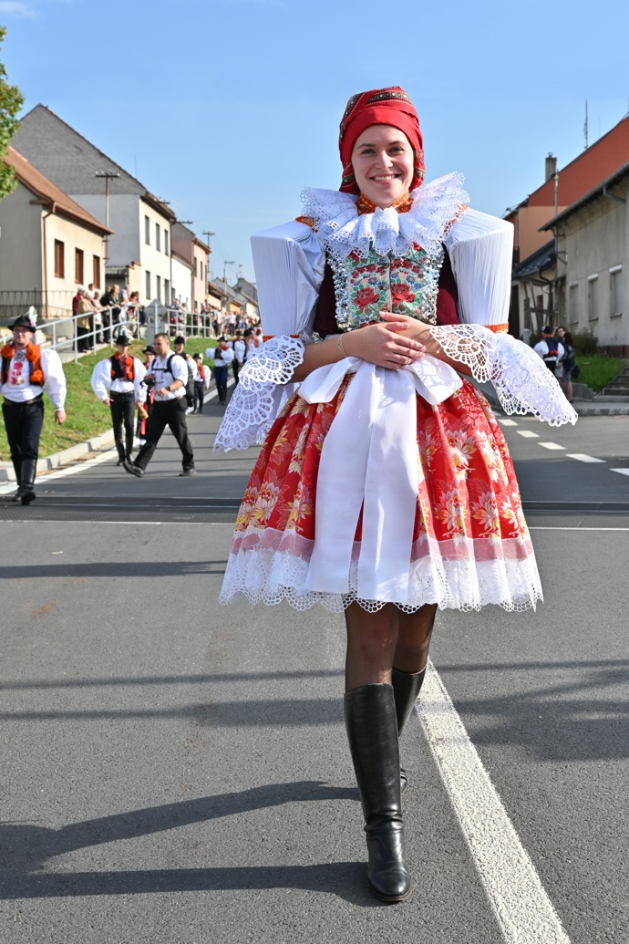 Každý kraj v Česku má své specifické kroje s jedinečnými vzory a barvami.
Každý kraj v Česku má své specifické kroje s jedinečnými vzory a barvami.