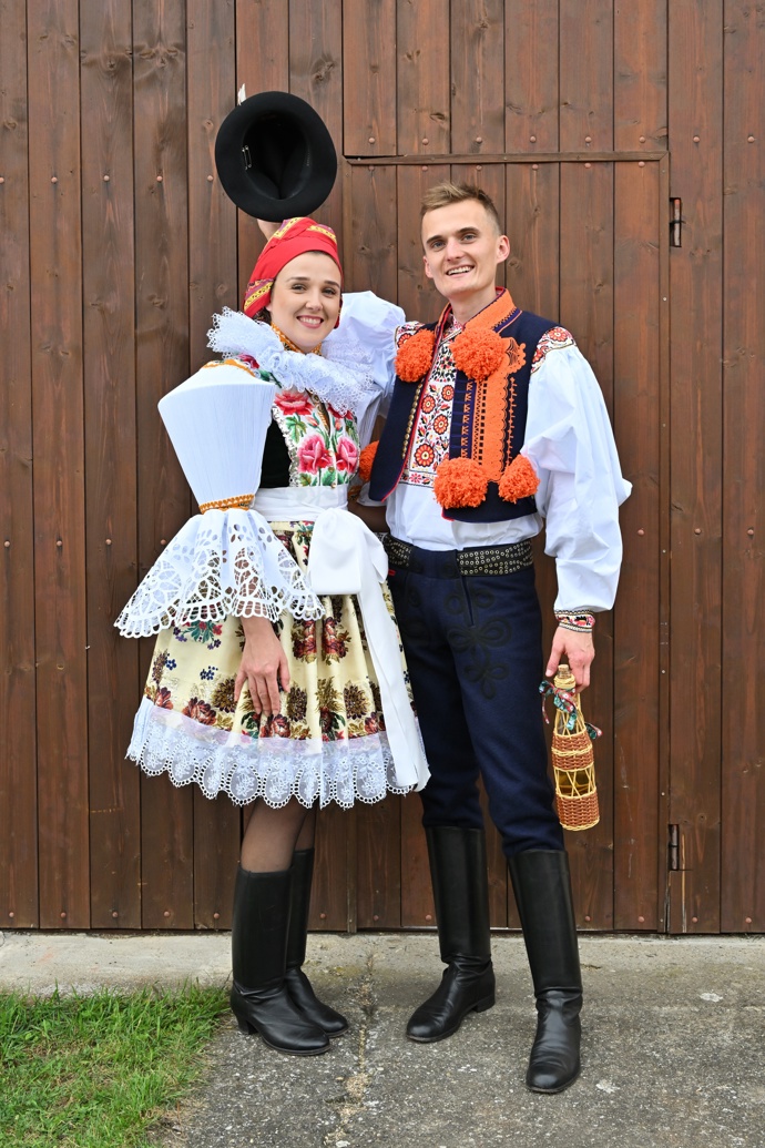 Mužské kroje se vyznačují jednoduchými střihy a často obsahují košili, vestu a klobouk.
Mužské kroje se vyznačují jednoduchými střihy a často obsahují košili, vestu a klobouk.