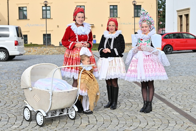 Ženské kroje jsou bohatě zdobené výšivkami a krajkami, s dominantními sukněmi a zástěrami.
Ženské kroje jsou bohatě zdobené výšivkami a krajkami, s dominantními sukněmi a zástěrami.