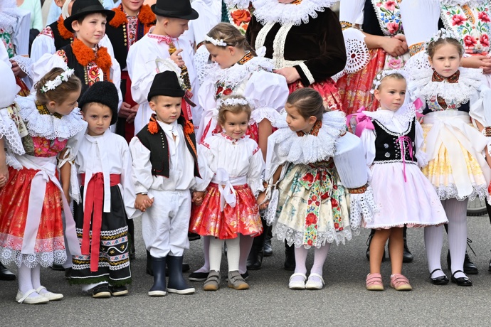 Dnes jsou kroje často používány při folklórních festivalech, kde oživují tradiční řemesla a zvyky.
Dnes jsou kroje často používány při folklórních festivalech, kde oživují tradiční řemesla a zvyky.