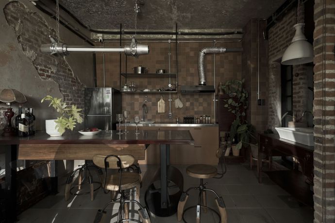 Na první pohled nenápadný dům skrývá za neupravenou fasádou něco jedinečného. Inspirován románem Patricka Modiana se stal oázou nostalgie a klidu, kde světlo a industriální prostor hrají hlavní roli.
