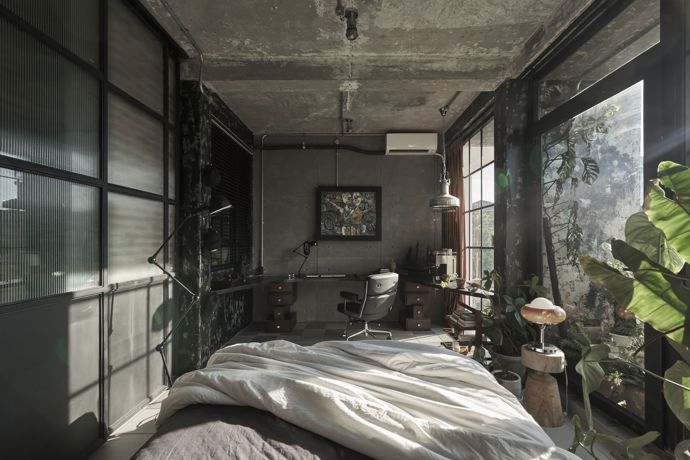Na první pohled nenápadný dům skrývá za neupravenou fasádou něco jedinečného. Inspirován románem Patricka Modiana se stal oázou nostalgie a klidu, kde světlo a industriální prostor hrají hlavní roli.

