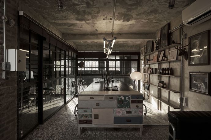 Na první pohled nenápadný dům skrývá za neupravenou fasádou něco jedinečného. Inspirován románem Patricka Modiana se stal oázou nostalgie a klidu, kde světlo a industriální prostor hrají hlavní roli.
