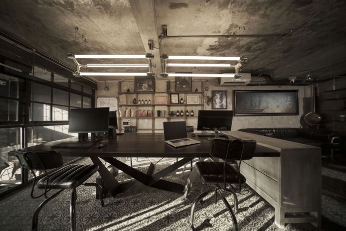 Na první pohled nenápadný dům skrývá za neupravenou fasádou něco jedinečného. Inspirován románem Patricka Modiana se stal oázou nostalgie a klidu, kde světlo a industriální prostor hrají hlavní roli.
