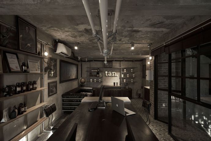 Na první pohled nenápadný dům skrývá za neupravenou fasádou něco jedinečného. Inspirován románem Patricka Modiana se stal oázou nostalgie a klidu, kde světlo a industriální prostor hrají hlavní roli.
