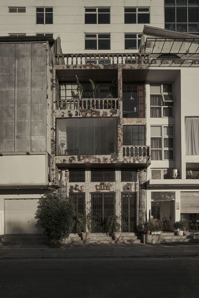 Na první pohled nenápadný dům skrývá za neupravenou fasádou něco jedinečného. Inspirován románem Patricka Modiana se stal oázou nostalgie a klidu, kde světlo a industriální prostor hrají hlavní roli.
