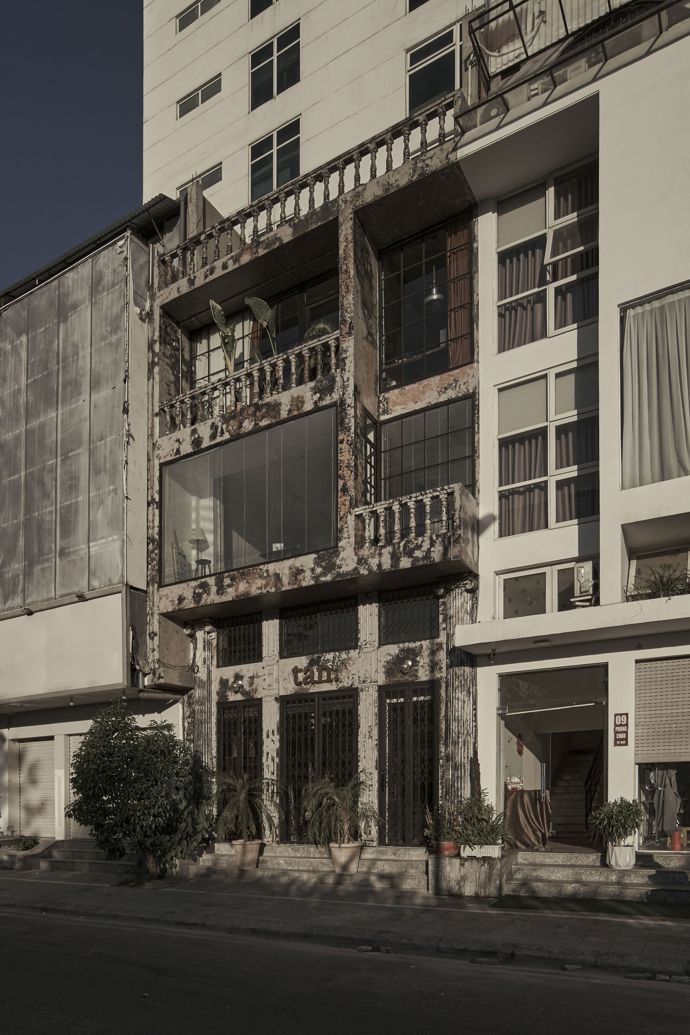 Na první pohled nenápadný dům skrývá za neupravenou fasádou něco jedinečného. Inspirován románem Patricka Modiana se stal oázou nostalgie a klidu, kde světlo a industriální prostor hrají hlavní roli.
