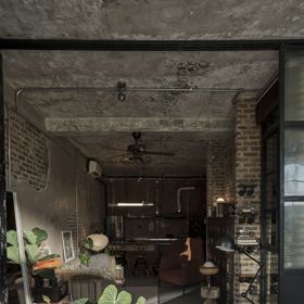 Na první pohled nenápadný dům skrývá za neupravenou fasádou něco jedinečného. Inspirován románem Patricka Modiana se stal oázou nostalgie a klidu, kde světlo a industriální prostor hrají hlavní roli.
