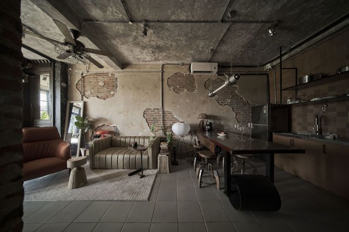 Na první pohled nenápadný dům skrývá za neupravenou fasádou něco jedinečného. Inspirován románem Patricka Modiana se stal oázou nostalgie a klidu, kde světlo a industriální prostor hrají hlavní roli.
