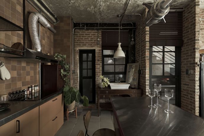 Na první pohled nenápadný dům skrývá za neupravenou fasádou něco jedinečného. Inspirován románem Patricka Modiana se stal oázou nostalgie a klidu, kde světlo a industriální prostor hrají hlavní roli.
