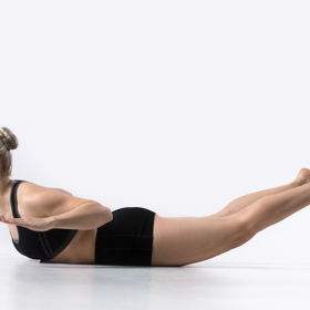 Cvik zdvihání trupu (Back Extension) lze provádět s nataženýma i skrčenýma rukama. Je jedním z nejlepších cviků pro posílení spodní části zad a celkového zpevnění zádových svalů. Tento cvik nejen zpevňuje svaly, ale také zlepšuje držení těla a pomáhá předcházet bolestem zad.
