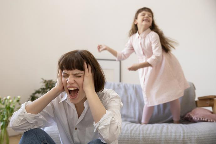Děti jí dělají naschvály, neposlouchají, dělají si z ní služku, odsekávají, ignorují ji a rozbíjí věci, které si paní Anežka pořídila.
Děti jí dělají naschvály, neposlouchají, dělají si z ní služku, odsekávají, ignorují ji a rozbíjí věci, které si paní Anežka pořídila.