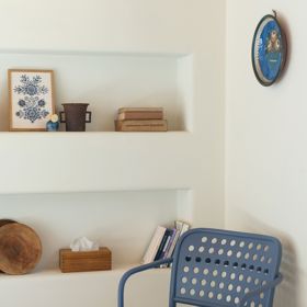 Interiér chalupy je navržen s důrazem na harmonii moderní architektury a venkovského šarmu.
