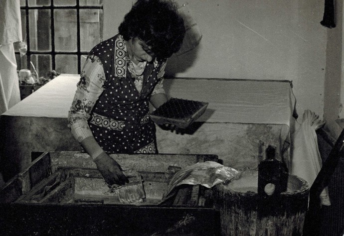 Toto řemeslo se předává z generace na generaci. Na fotografii zhruba z roku 1975 je zachycena Jaroslava Danzingerová z Modrotisku Danzinger.
