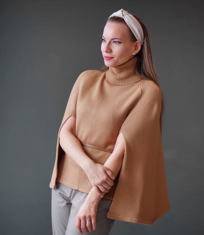 Pod rukama designérky a pletařky vznikají originální kousky, jako například svetry bez rukávů ve stylu ponča, které spojují praktičnost a jedinečný design.
