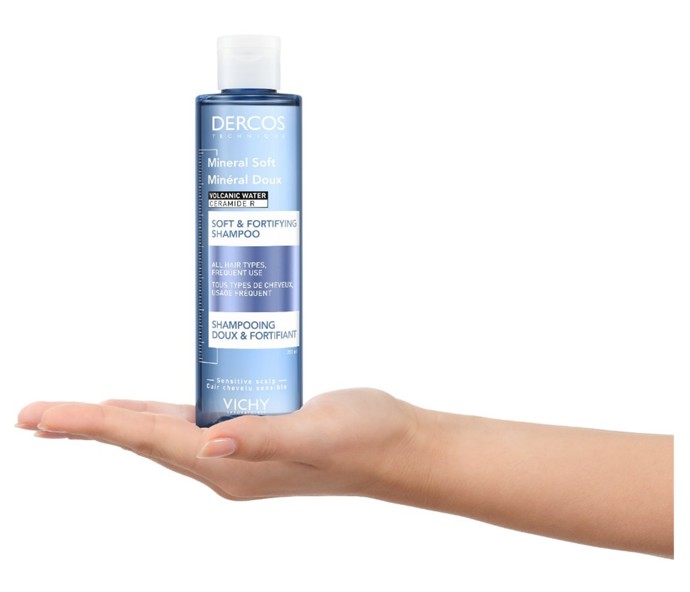 Šampon Dercos Mineral Soft pomůže efektivně odstranit z vlasů i pokožky hlavy veškeré nečistoty, mastnotu i zbytky stylingových a jiných kosmetických produktů. dodá vám pocit svěžesti a čistoty, vaše vlasy a pokožku hlavy navíc ideálním způsobem připraví na další péči a podpoří účinky obsažených aktivních látek. 320 Kč
