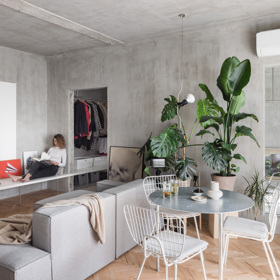 Revoluce v paneláku: Interiér jednoduše proměnili v moderní domov pro současnou rodinu
