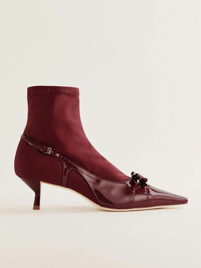 Ponožkové slingback lodičky, Reformation, 12 500 Kč
Ponožkové slingback lodičky, Reformation, 12 500 Kč
