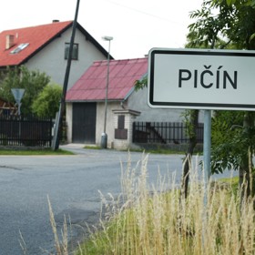 Pičín (německy Pitschin) je obec v okrese Příbram ve Středočeském kraji, asi 7 km severovýchodně od Příbrami. Žije zde 642 obyvatel. V severním výběžku území obce leží vrch a přírodní rezervace Kuchyňka.
