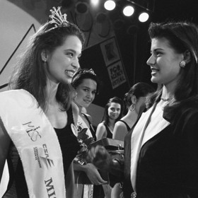 Rok po Pavlíně se stala Miss Čechy 93 v Liberci Alice Karpíšková z Hradce Králové. Na fotografii přebírá "vládu" od Miss Čechy 92 Pavlíny Baburkové.
