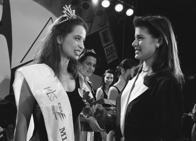 Rok po Pavlíně se stala Miss Čechy 93 v Liberci Alice Karpíšková z Hradce Králové. Na fotografii přebírá "vládu" od Miss Čechy 92 Pavlíny Baburkové.
