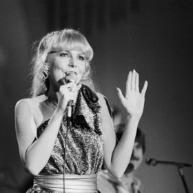 Hana Zagorová při vystoupení na slavnostním vyhlášení 20. ročníku zpěvácké ankety "Zlatý slavík 1981" v Paláci kultury v Praze. Pamatujete si Haničku Písničku takto?
