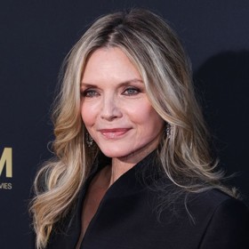 Michelle Pfeiffer je ve svých 66 letech stále krásná žena. 
