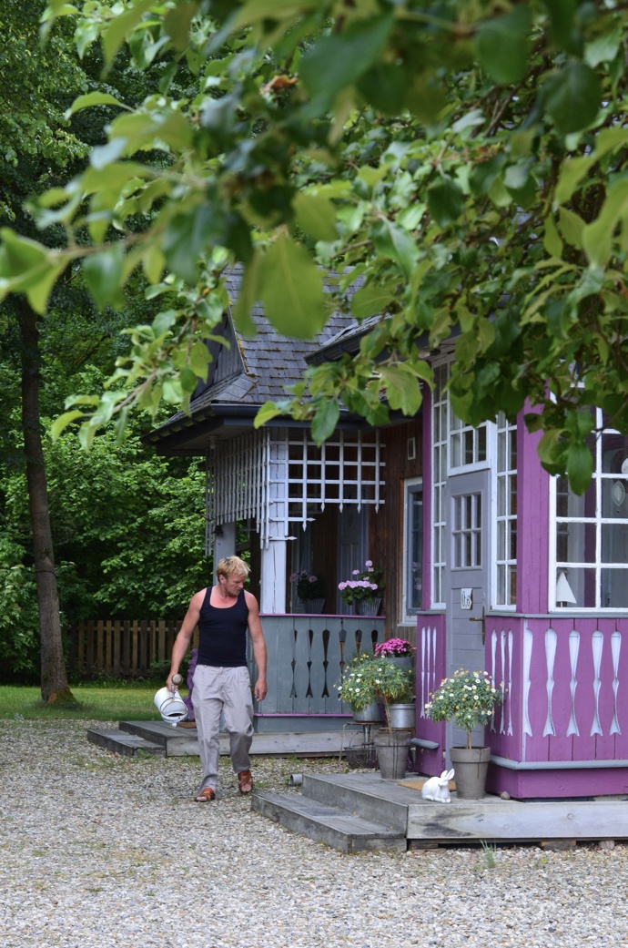 Ania a Grzegorz žijí v hájovně, do které se zamilovali. Oslnil je starý dub, duše i domu i vzpomínky na lidi, co tu žili před nimi. „Našli jsme místo, kde se mísí vůně domácího koláče, retro design a svoboda, o které se mnohým jen zdá,“ vypráví. Zveme vás na návštěvu do sousedního Polska!
Ania a Grzegorz žijí v hájovně, do které se zamilovali. Oslnil je starý dub, duše i domu i vzpomínky na lidi, co tu žili před nimi. „Našli jsme místo, kde se mísí vůně domácího koláče, retro design a svoboda, o které se mnohým jen zdá,“ vypráví. Zveme vás na návštěvu do sousedního Polska!