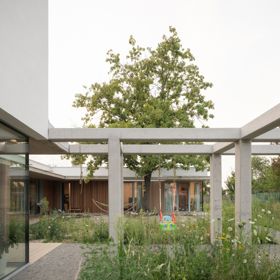 Architektonický zázrak: Jak dům v Záhorských Sadech spojuje přírodu s moderním bydlením
