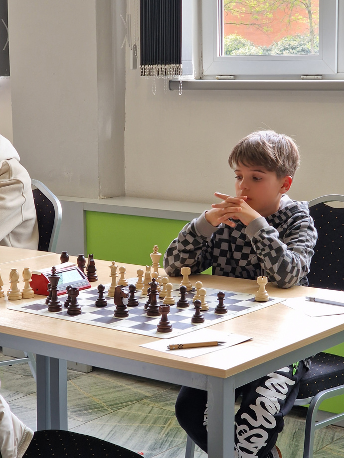Mladí šachisté vynikají nejen za šachovnicí, ale i v dalších oblastech, jako jsou matematické olympiády, kde jejich logické myšlení a schopnost koncentrace přinášejí vynikající výsledky.
Mladí šachisté vynikají nejen za šachovnicí, ale i v dalších oblastech, jako jsou matematické olympiády, kde jejich logické myšlení a schopnost koncentrace přinášejí vynikající výsledky.