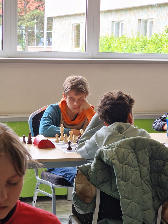 I když šachy nejsou o fyzické kondici, ale o mentální síle, stejně jako v každém sportu, i zde hráči touží po vítězství.
I když šachy nejsou o fyzické kondici, ale o mentální síle, stejně jako v každém sportu, i zde hráči touží po vítězství.