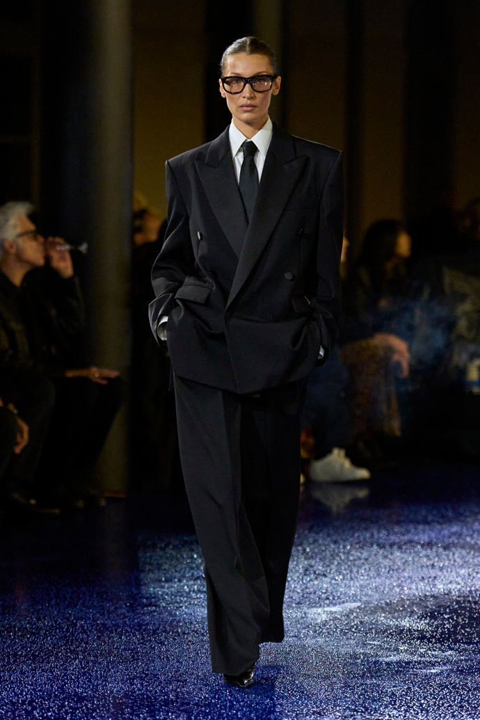Bella Hadid na přehlídce Saint Laurent jaro/léto 2025
