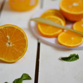 Pomeranče mimo jiné pomáhají udržet vaši pleť zářivou, podporují produkci kolagenu a zlepšují vstřebávání železa, což může snížit riziko anémie.
