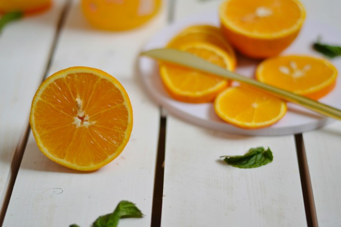 Pomeranče mimo jiné pomáhají udržet vaši pleť zářivou, podporují produkci kolagenu a zlepšují vstřebávání železa, což může snížit riziko anémie.
