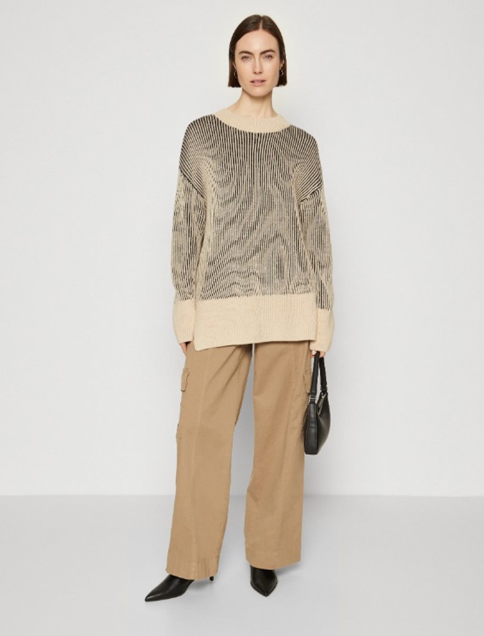 Oversized svetr, Malina, 5 729 Kč
Oversized svetr, Malina, 5 729 Kč