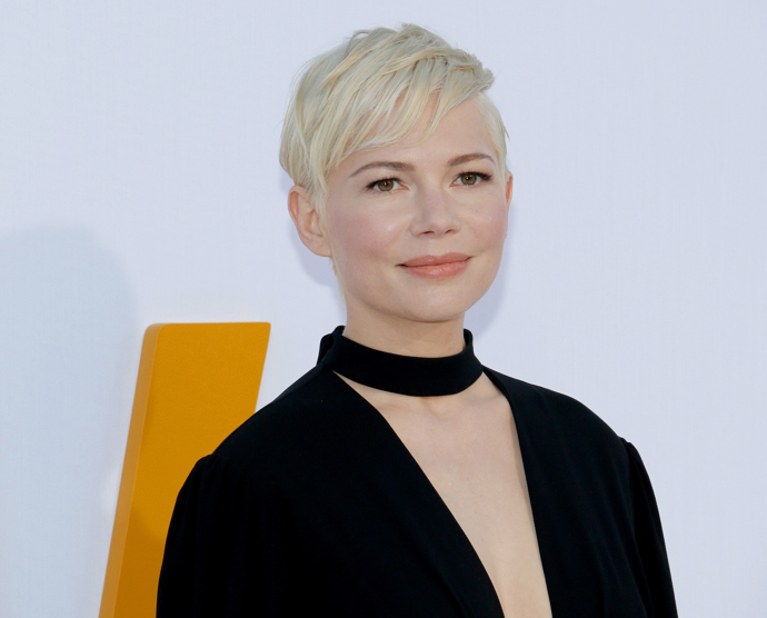 Michelle Williams lichotí asymetrický krátký bob
Michelle Williams lichotí asymetrický krátký bob