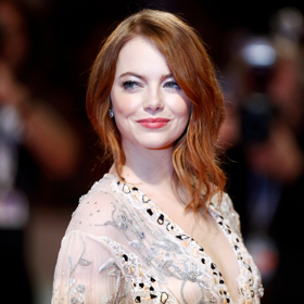 Herečka Emma Stone zvolila asymetrický střih, který rozhodně zaujme
