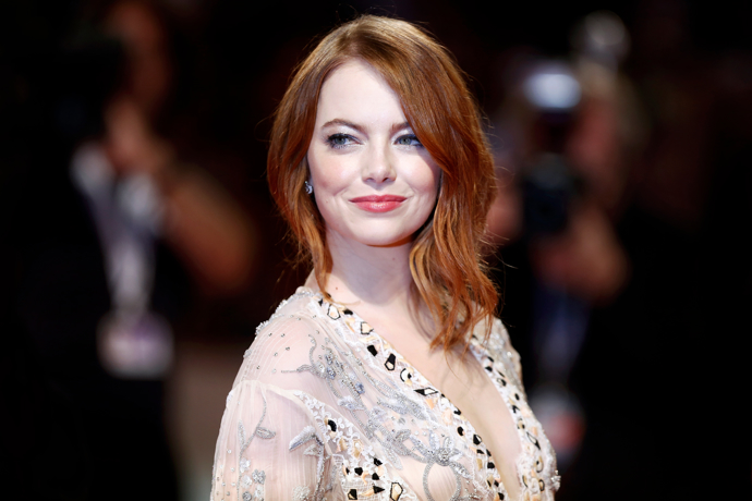 Herečka Emma Stone zvolila asymetrický střih, který rozhodně zaujme
Herečka Emma Stone zvolila asymetrický střih, který rozhodně zaujme