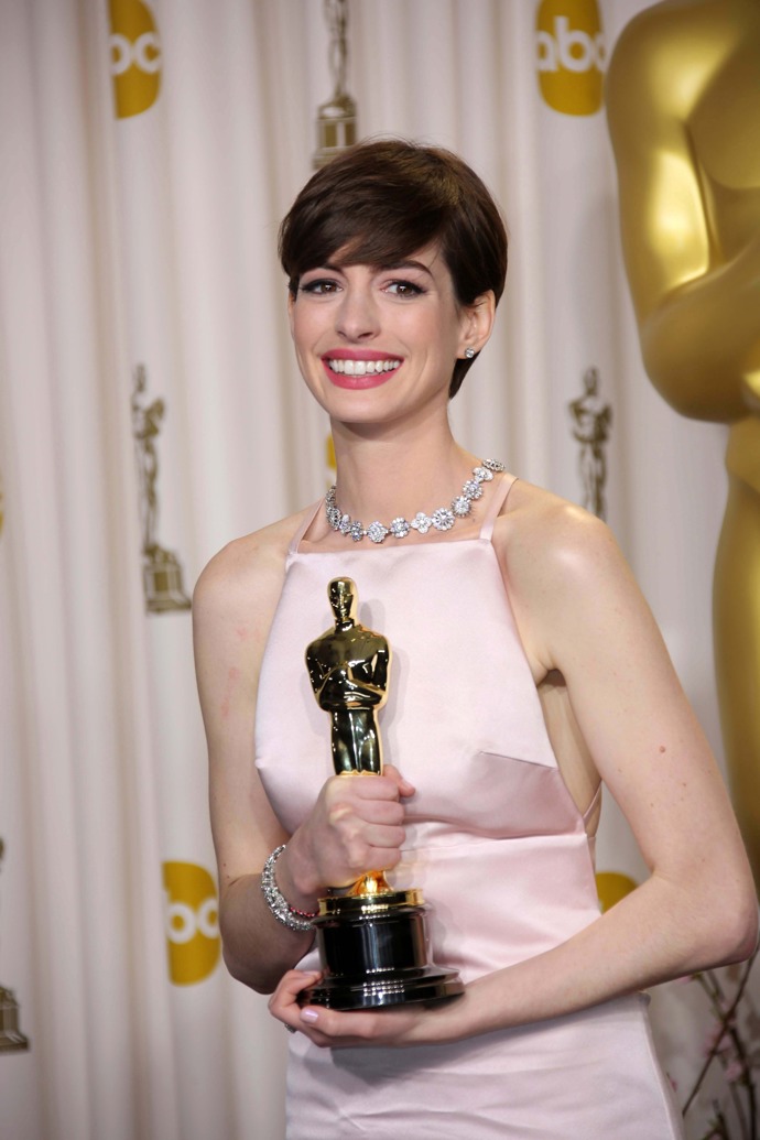 Anne Hathaway sluší hladce zčesaný, nadýchaný bob s hustou ofinou
Anne Hathaway sluší hladce zčesaný, nadýchaný bob s hustou ofinou