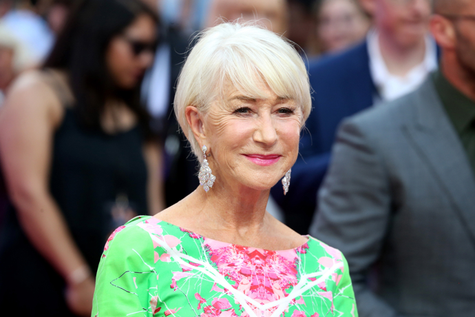 Helen Mirren zvolila hladký bob kopírující linii hlavy, dodkává jí sofistikovaný vzhled
Helen Mirren zvolila hladký bob kopírující linii hlavy, dodkává jí sofistikovaný vzhled