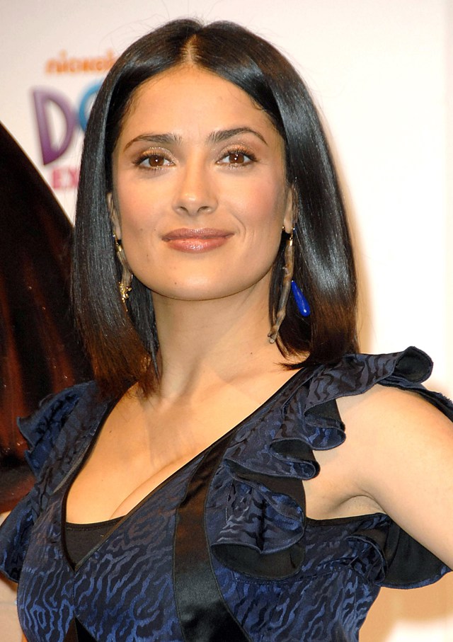 Salma Hayek si potrpí na ženský look, elegantní, mikádo v tupém sestřihu jí sluší.

