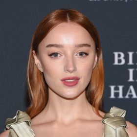 Britská herečka Phoebe Dynevor, známá například ze seriálu Bridgertonovi, velí hladce nagelovaný styl

