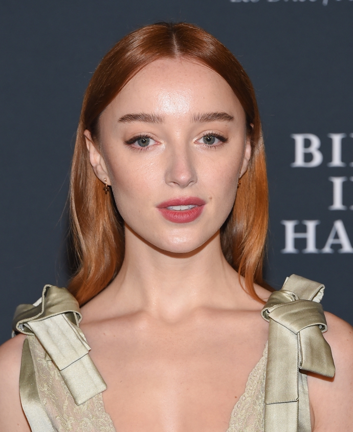 Britská herečka Phoebe Dynevor, známá například ze seriálu Bridgertonovi, velí hladce nagelovaný styl
Britská herečka Phoebe Dynevor, známá například ze seriálu Bridgertonovi, velí hladce nagelovaný styl