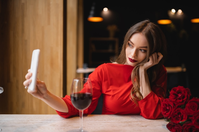 Výrazná rtěnka k podzimu patří, perfektně doladí outfit v tónech červené, hnědé či vínové.
Výrazná rtěnka k podzimu patří, perfektně doladí outfit v tónech červené, hnědé či vínové.