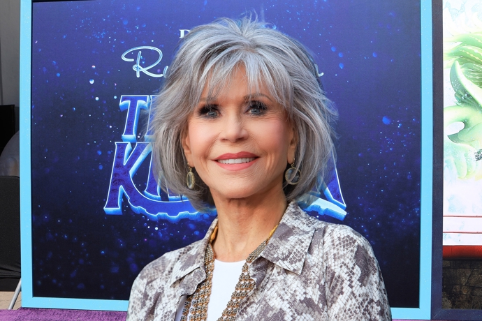 Jane Fonda zvolila delší bob s ofinou a objemem po stranách
Jane Fonda zvolila delší bob s ofinou a objemem po stranách