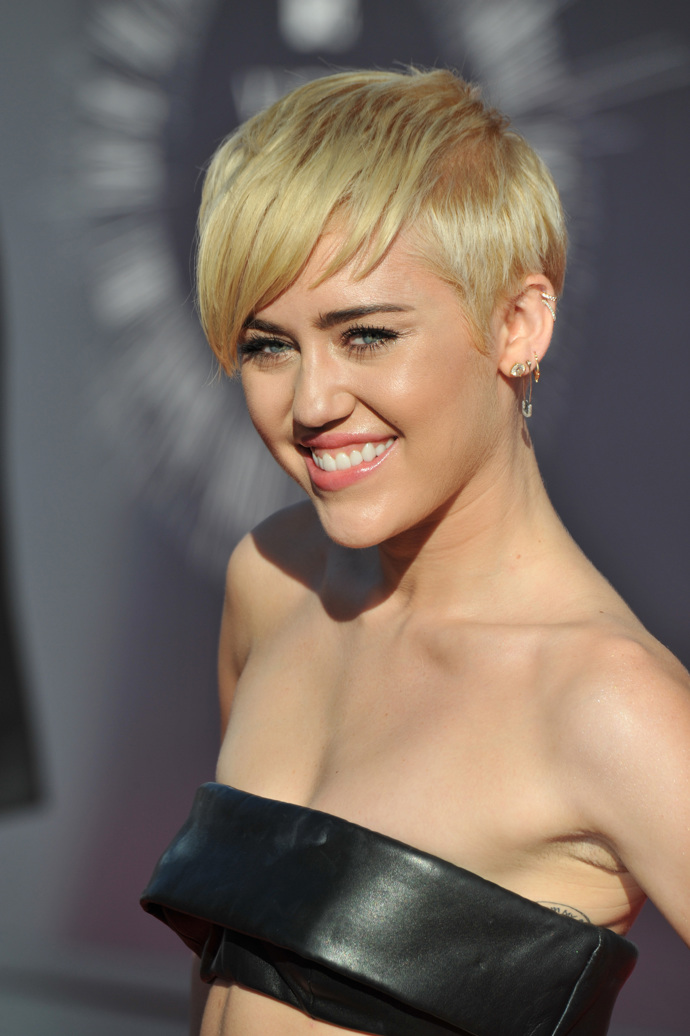 Pixie boob byl oblíbený v 60. letech, miluje ho i mladá generace, například herečka a zpěvačka Miley Cyrus
Pixie boob byl oblíbený v 60. letech, miluje ho i mladá generace, například herečka a zpěvačka Miley Cyrus