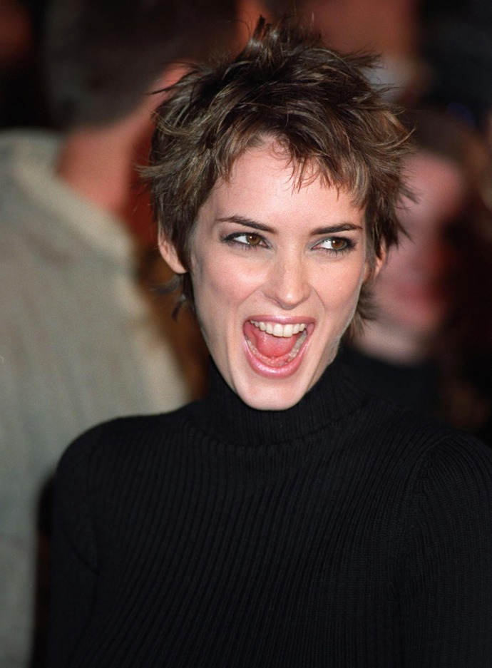 Winona Ryder působí v krátkém pixie střihu rozverně
Winona Ryder působí v krátkém pixie střihu rozverně