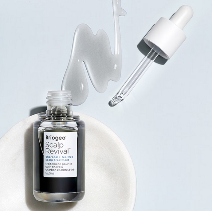 Vyživující olej Scalp Revival Charcoal Tea Tree Scalp s vyváženým pH je vytvořeno s jedinečným komplexem oleje z čajovníku, biotinu, panthenolu a lískových oříšků, které uvolňují suchou a podrážděnou pokožku hlavy a obnovují rovnováhu a hydrataci. Binchotan hloubkově čistící bílé uhlí odstraňuje nečistoty, které zbavují vlasovou pokožku a vlasové folikuly odumřelé kůže a nahromadění a podporují zdravý růst vlasů u kořenů. 920 Kč
